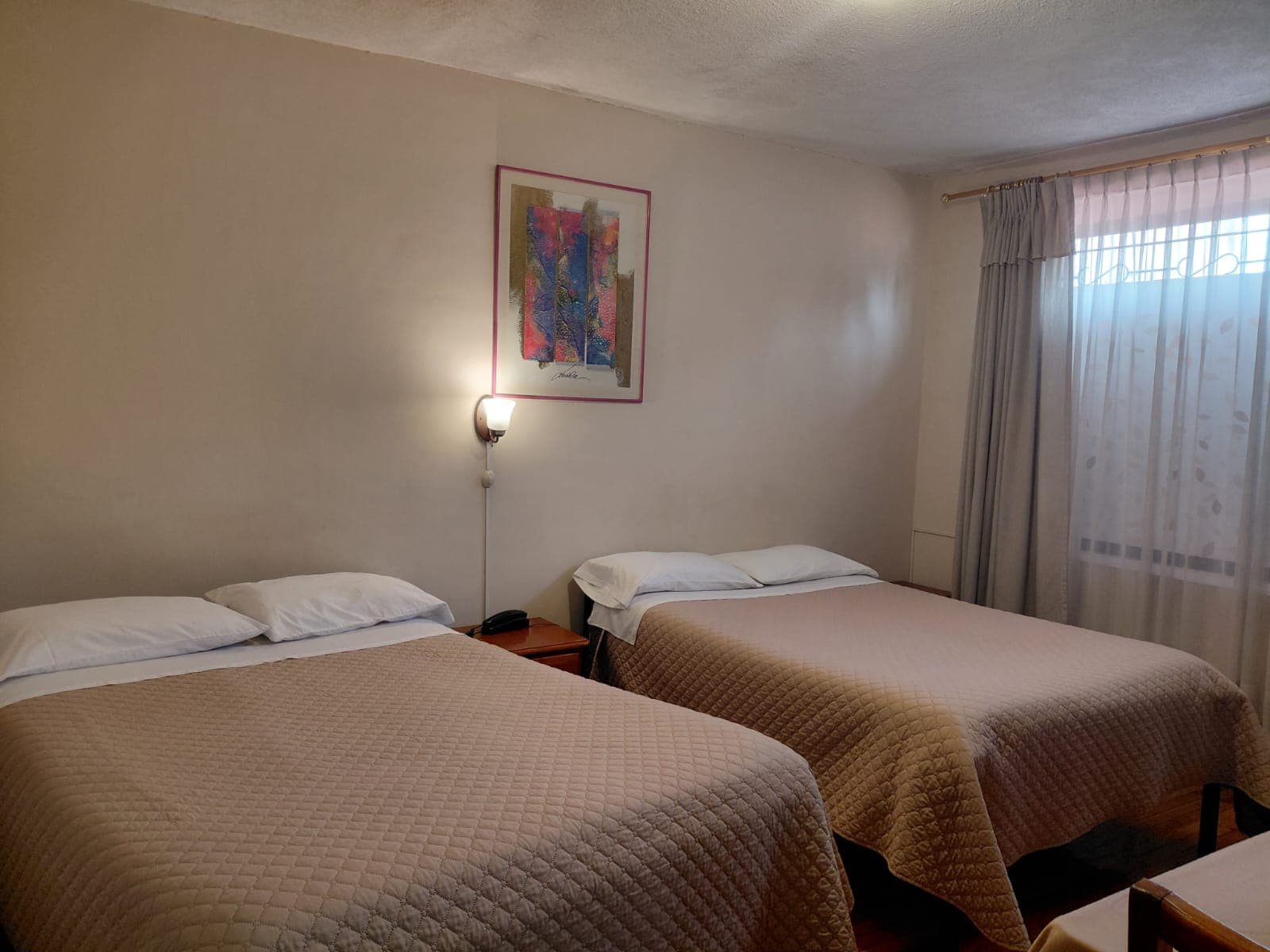 Habitación con dos camas en el Hostal Santa María Gracia, Quito